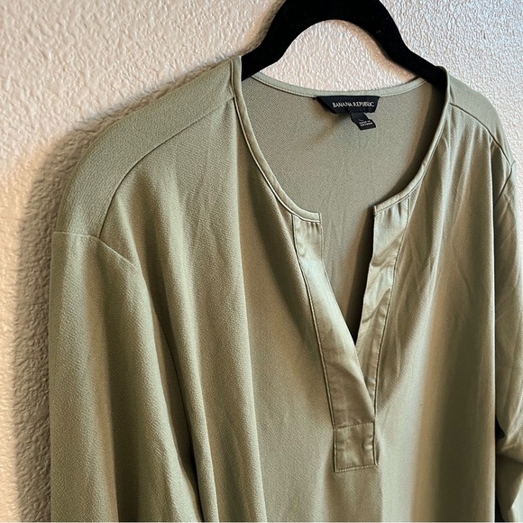 Banana Republic Sage Green Silky V-Neck Blouse Large - Picture 5 of 9